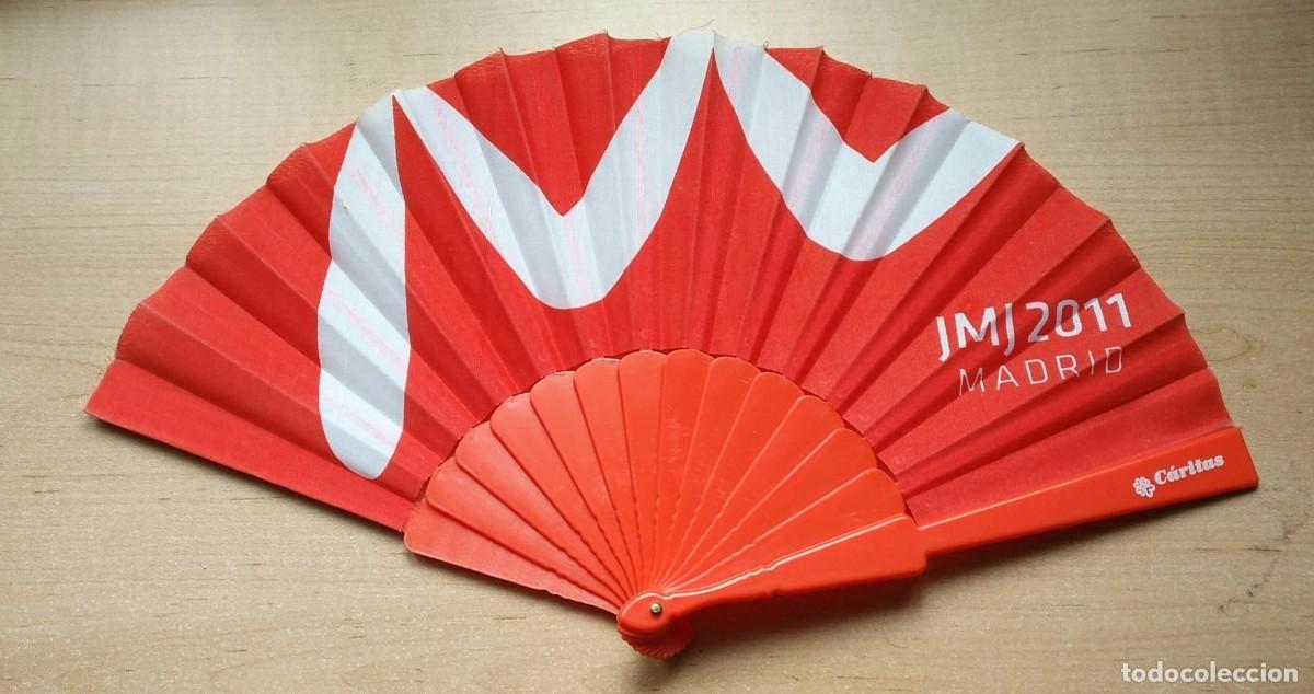 Antiques: Ve 2 Abanico pl&aacute;stico y tela naranja - JMJ 2011 Madrid - C&aacute;ritas - 23cm largo - Sin estrenar