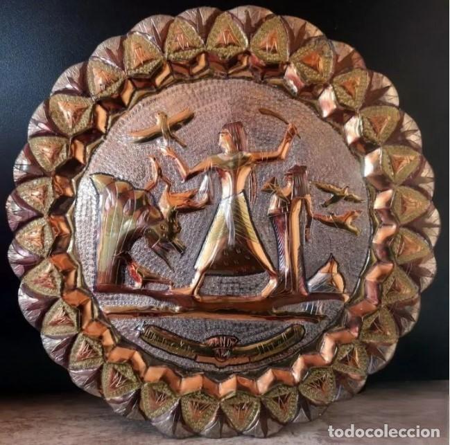 Antig&uuml;edades: PLATO DE METAL CON MOTIVOS EGIPCIOS. FABRICADO EN EGIPTO 29cmx29cm