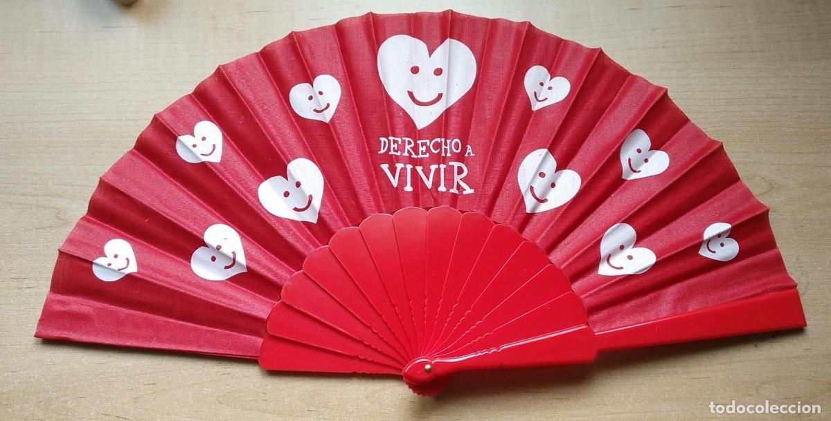 Antig&uuml;edades: Ve 3 Abanico pl&aacute;stico y tela rojo - Derecho a vivir - 23cm largo - Sin estrenar