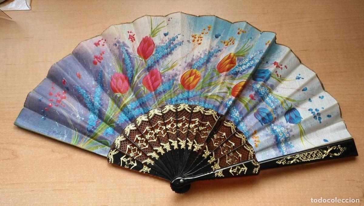 Antig&uuml;edades: Ve 5 Abanico pl&aacute;stico trabajado y tela estampada con tulipanes - 23cm largo - ver fallo en interior