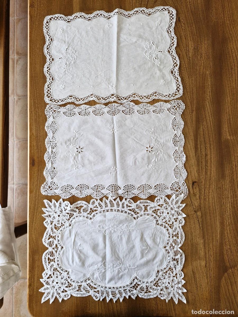 Antig&uuml;edades: LOTE TRES CUBREBANDEJAS / TAPETES PUNTILLA Y BORDADOS