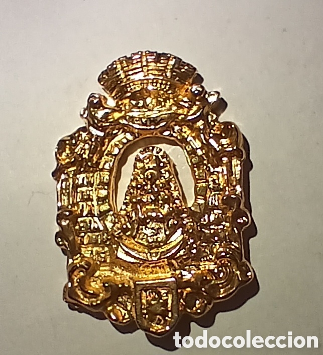 Antig&uuml;edades: INSIGNIA HERMANDAD ROCIO CARMONA SEVILLA BA&Ntilde;O ORO 22 KILATES LAMINADO. EL CORREO 1994