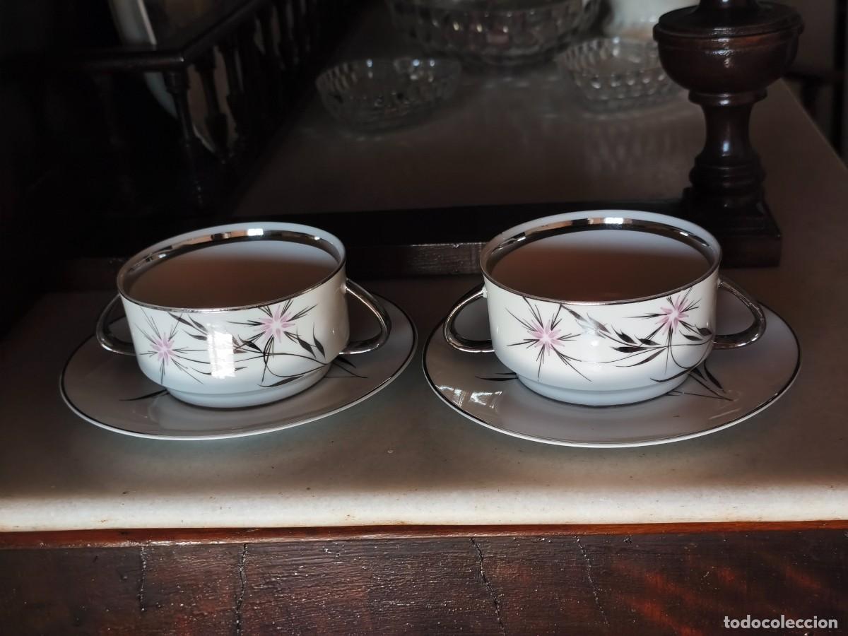 Antiques: Delicado juego de dos tazas de consom&eacute; con platillos marca Laype.