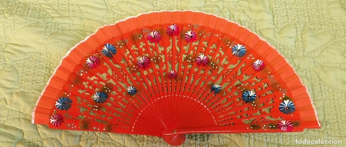 Antig&uuml;edades: Ve 6 Abanico madera trabajada con tela naranja y flores pintadas - 24cm largo