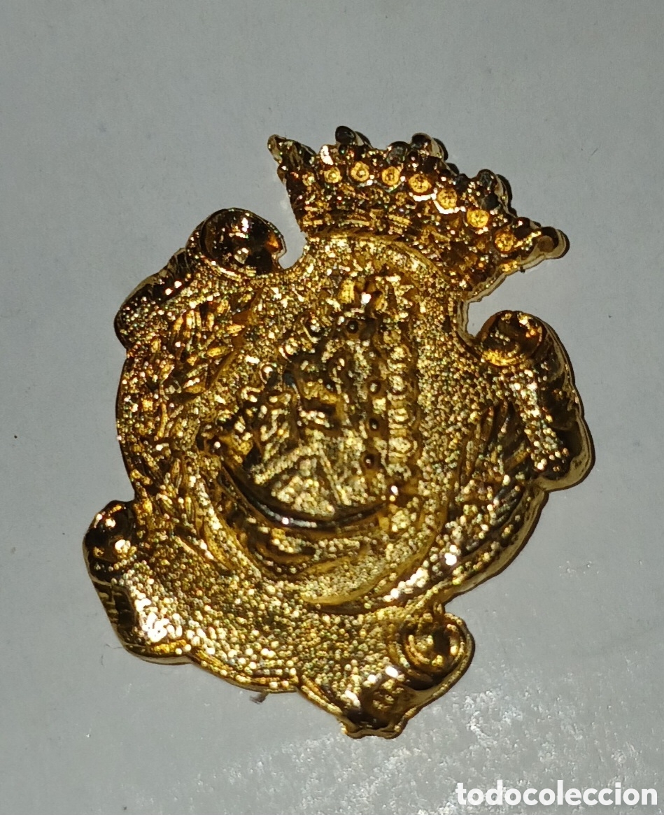 Antig&uuml;edades: INSIGNIA HERMANDAD ROCIO OSUNA SEVILLA BA&Ntilde;O ORO 22 KILATES LAMINADO. EL CORREO 1994