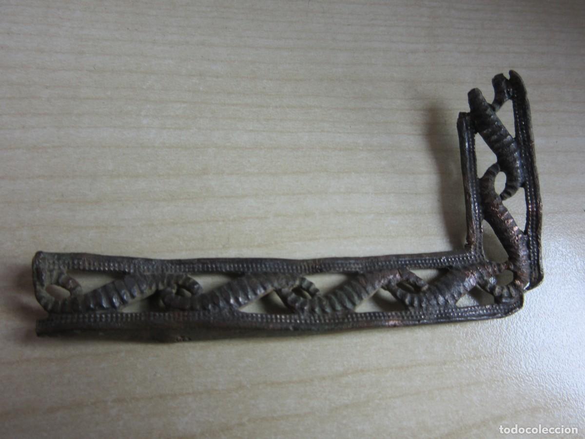 Antiquit&auml;ten: Parte de pieza de enmarque decorada Bronce Posible S XVIII-XIX Medidas 9,7 x 4,6 cm