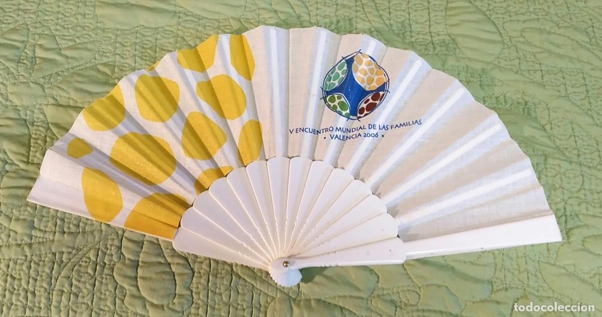 Antig&uuml;edades: Ve 9 Abanico pl&aacute;stico y tela - V encuentro mundial de las familias - Valencia 2006 - 23cm largo