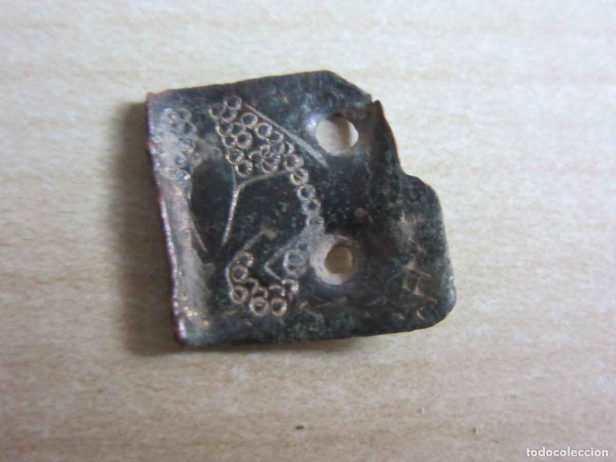 Antiquit&eacute;s: Parte de placa medieval con Flor de Lis Bronce Medidas 1,5 x 1,5 cm