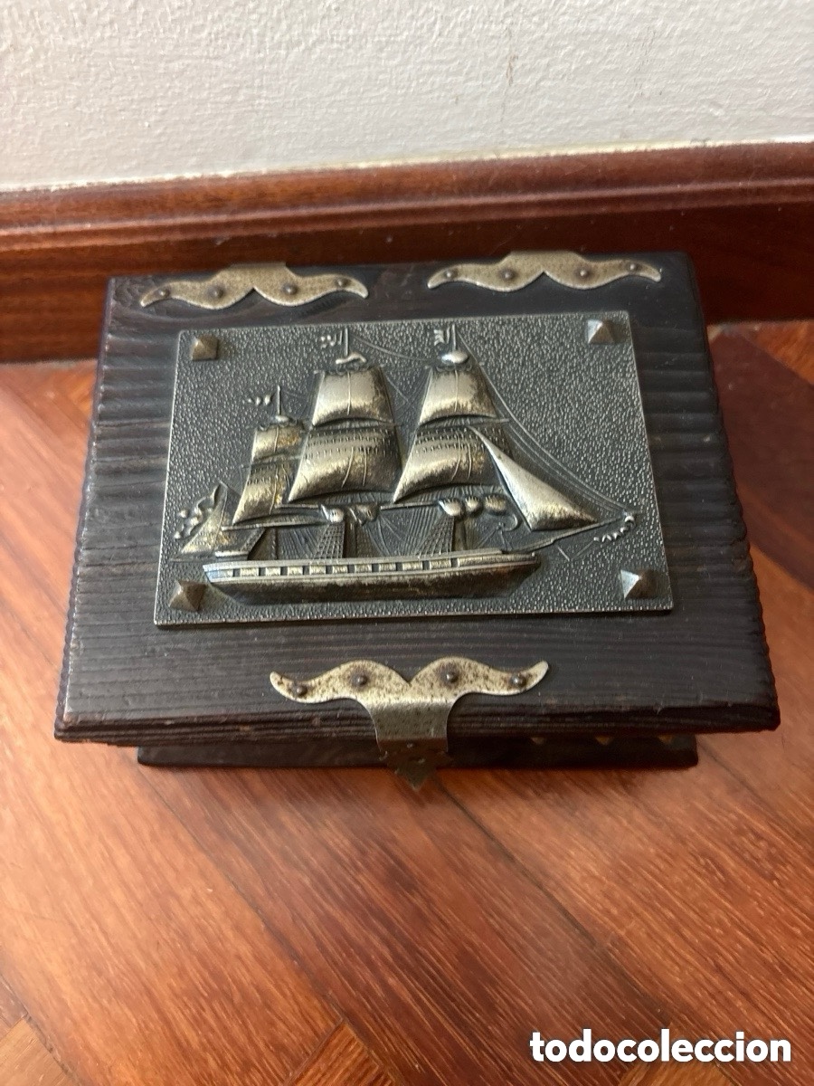 Antiquit&eacute;s: Caja de madera con motivos marinos, barco y remaches en metal (A11)
