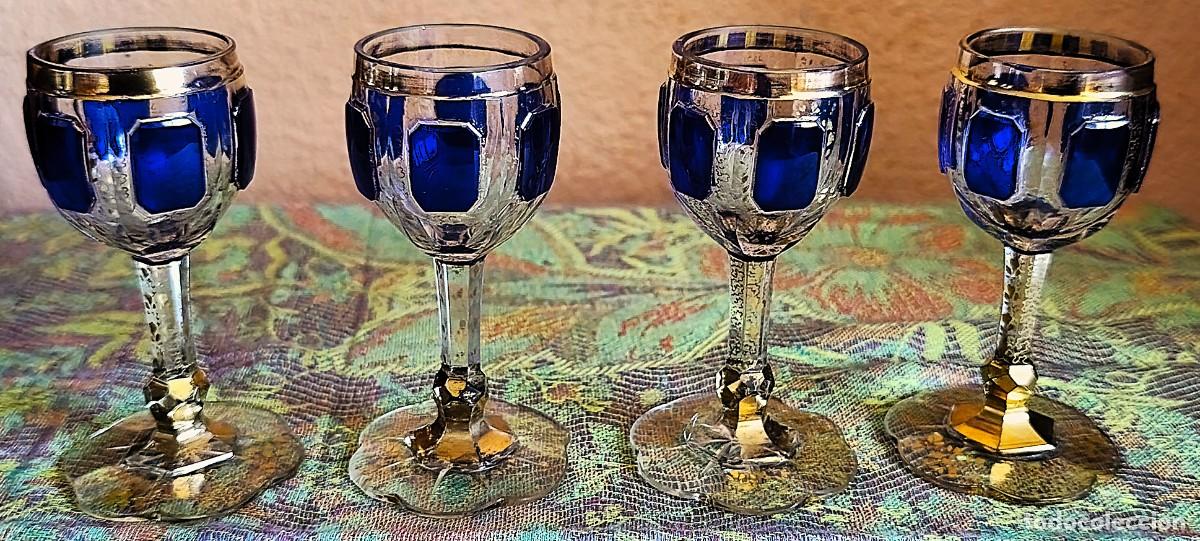 Antig&uuml;edades: Muy antguas 4 copas para licor en cristal , con adornos Azul y Oro.