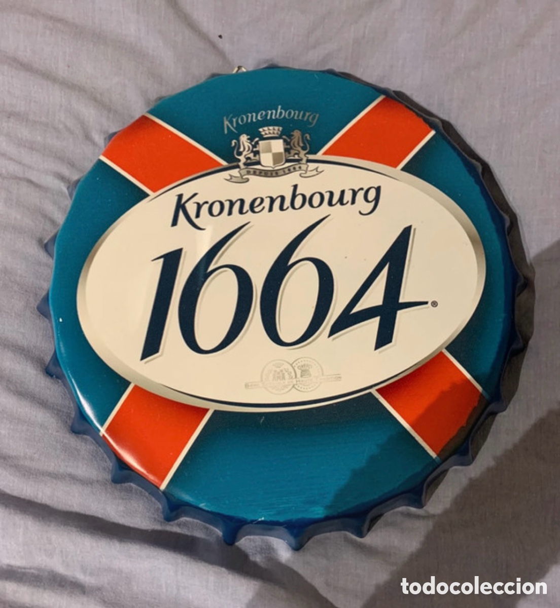 Antig&uuml;edades: Chapa met&aacute;lica decorativa Kronenbourg 1664 &ndash; tap&oacute;n botella grande 34 cm