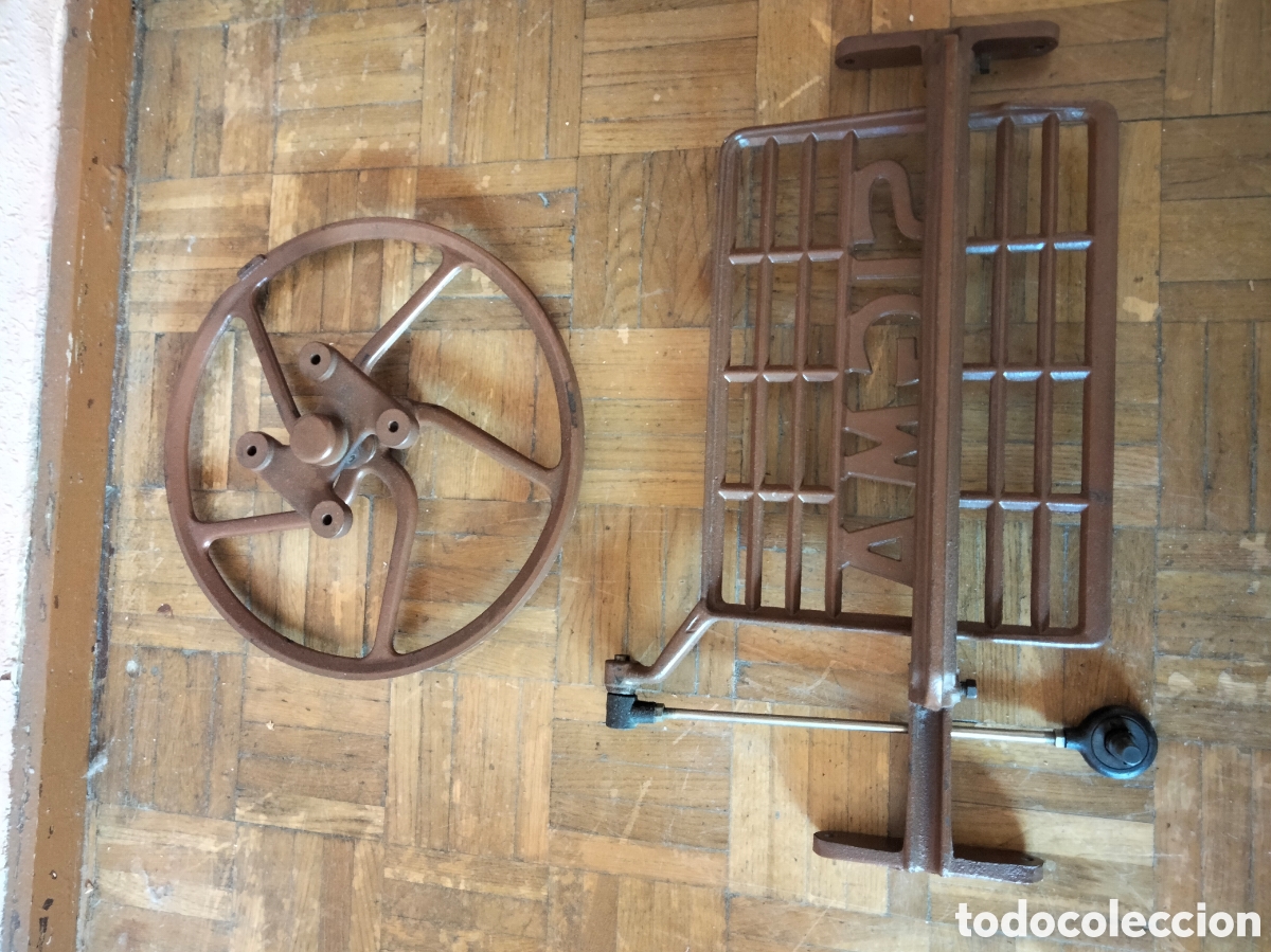 Antig&uuml;edades: Rueda y pedal maquina de coser Sigma