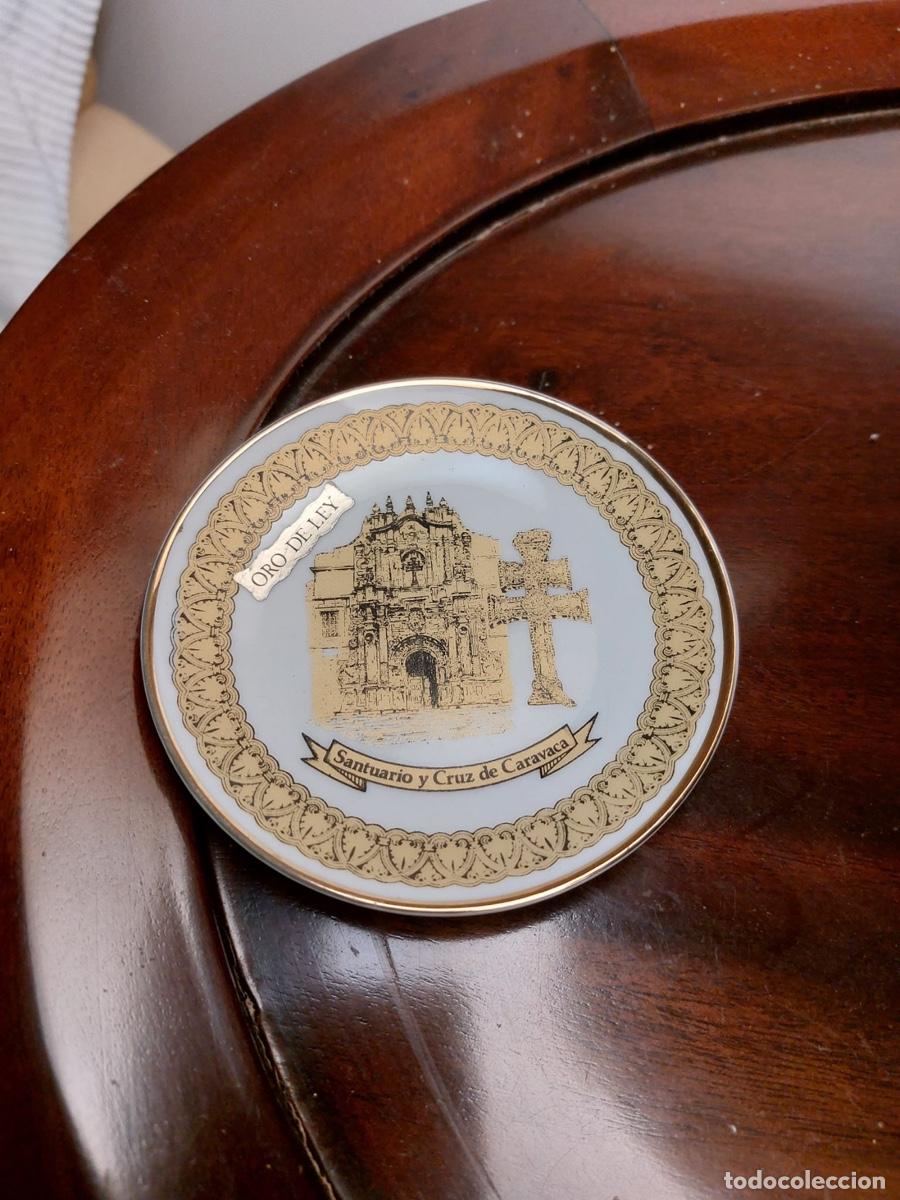 Antig&uuml;edades: PLATO MINIATURA SANTUARIO Y CRUZ CARAVACA DECORADO CON ORO DE LEY