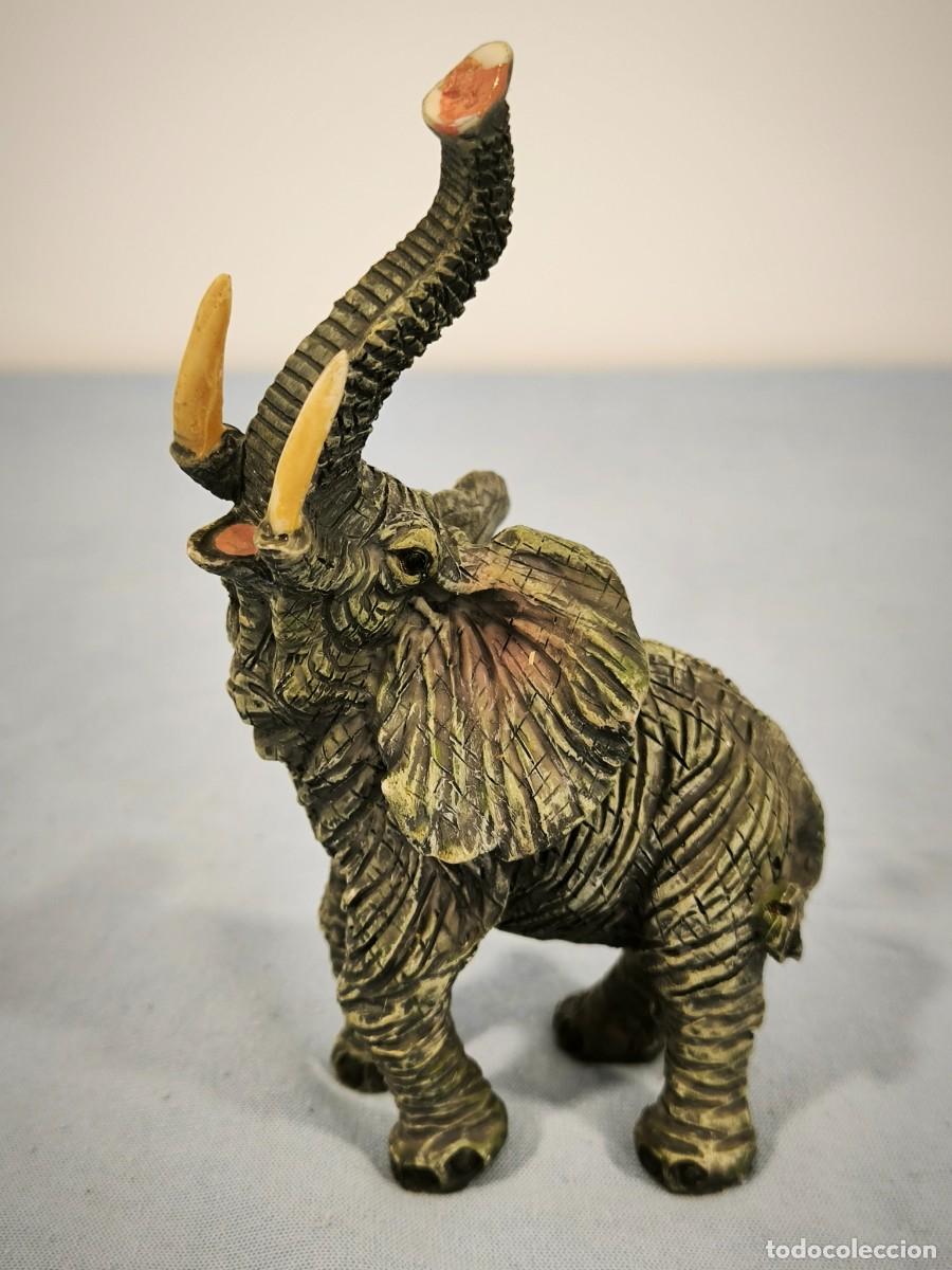Antiquit&eacute;s: Figura De Elefante Decorativo &ndash; Escultura Con Trompa Elevada Y Gran Detalle