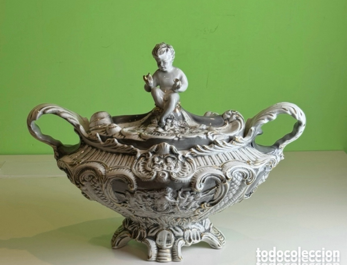 Antig&uuml;edades: Antigua sopera de cer&aacute;mica portuguesa CAPODIMONTE. Grandes dimensiones.con sello y numerado.