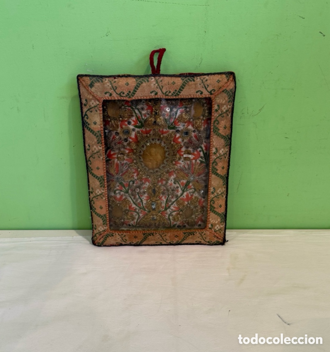 Antig&uuml;edades: Antiguo relicario devocional enmarcado siglo XVIII con reliquias de santos - bordado y filigrana