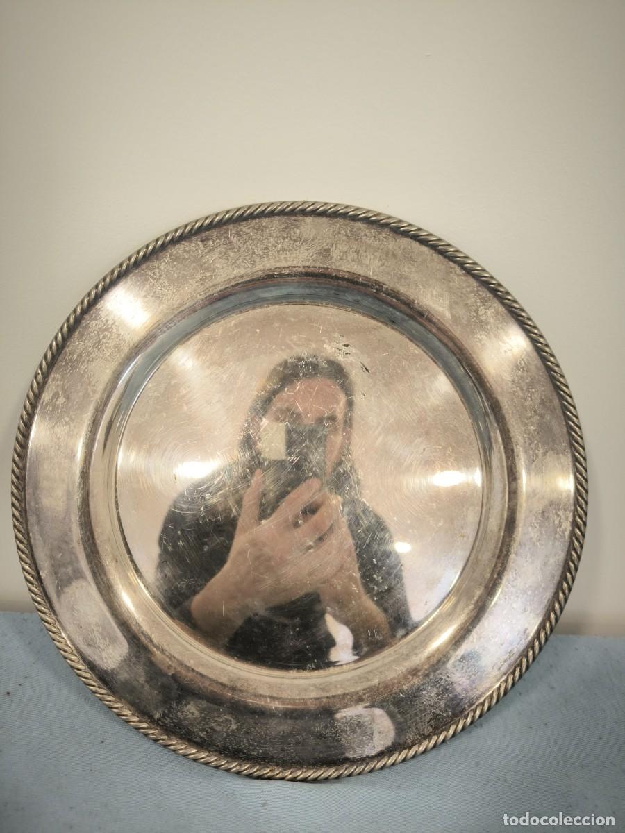Antig&uuml;edades: Antigua Bandeja Met&aacute;lica Plateada &ndash; Pieza Cl&aacute;sica Elegante Con Borde Decorado