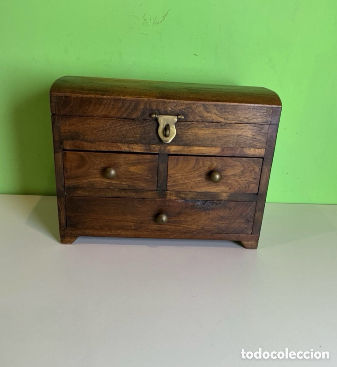 Antig&uuml;edades: joyero o cofre de madera de dise&ntilde;o. Excelente.