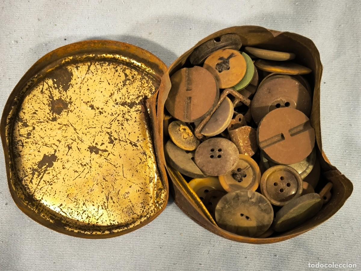 Antig&uuml;edades: Lote Antiguos Botones Vintage Con Caja Met&aacute;lica &ndash; Costura Sastrer&iacute;a Coleccionismo