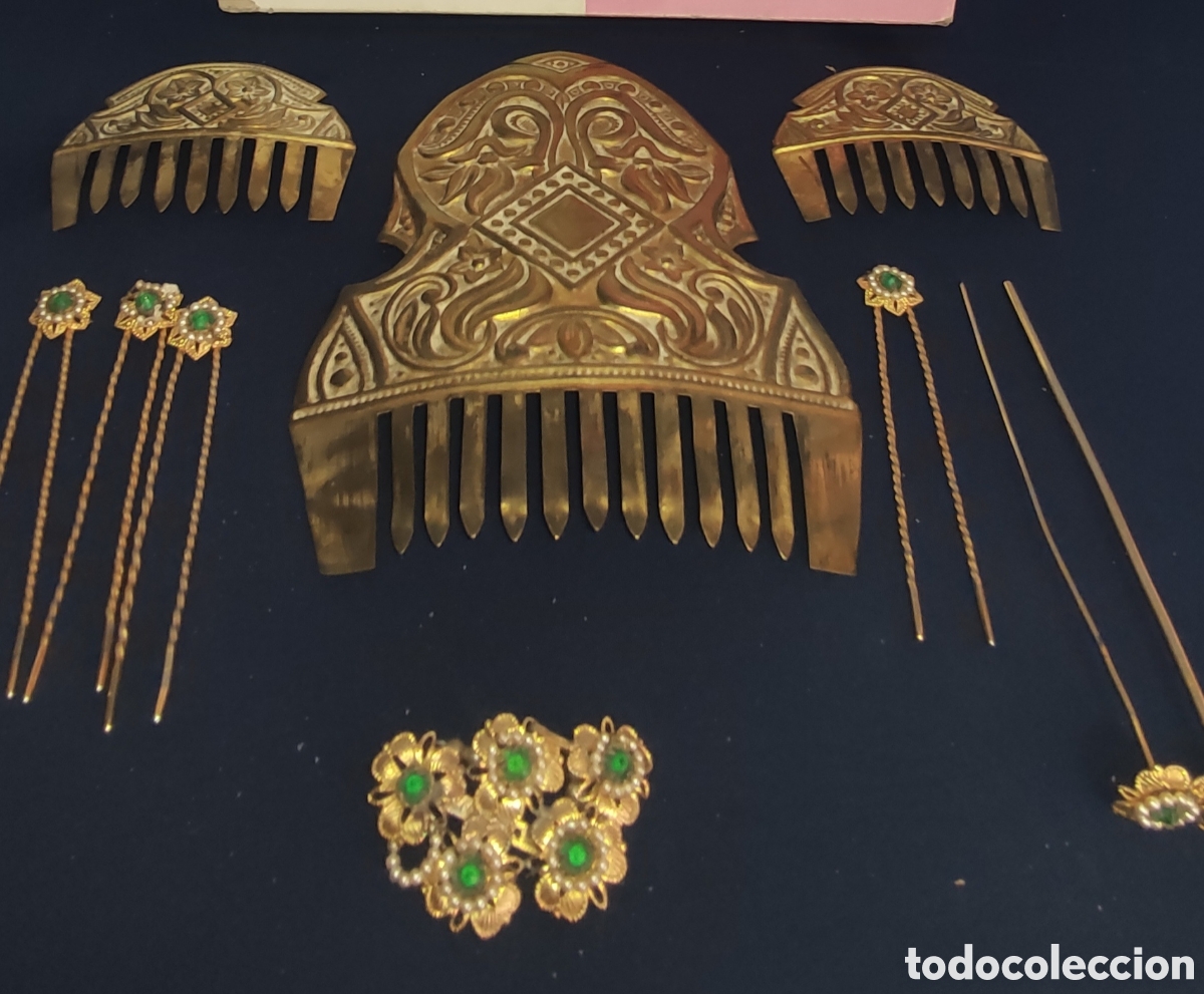 Antig&uuml;edades: Conjunto fallera peinetas etc - Foto 1