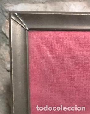 Antig&uuml;edades: Cuadro marco de fotos de sobremesa de alpaca y fondo de madera portafotos antiguo