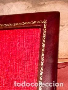 Antiquit&auml;ten: Cuadro rectangular de piel marco de color granate con cenefa de color dorado a&ntilde;os 60