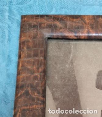 Antiquit&auml;ten: Cuadro marco antiguo para fotograf&iacute;a marco de madera marr&oacute;n piel grano cocodrilo 25,5 x 31 cm aprox.
