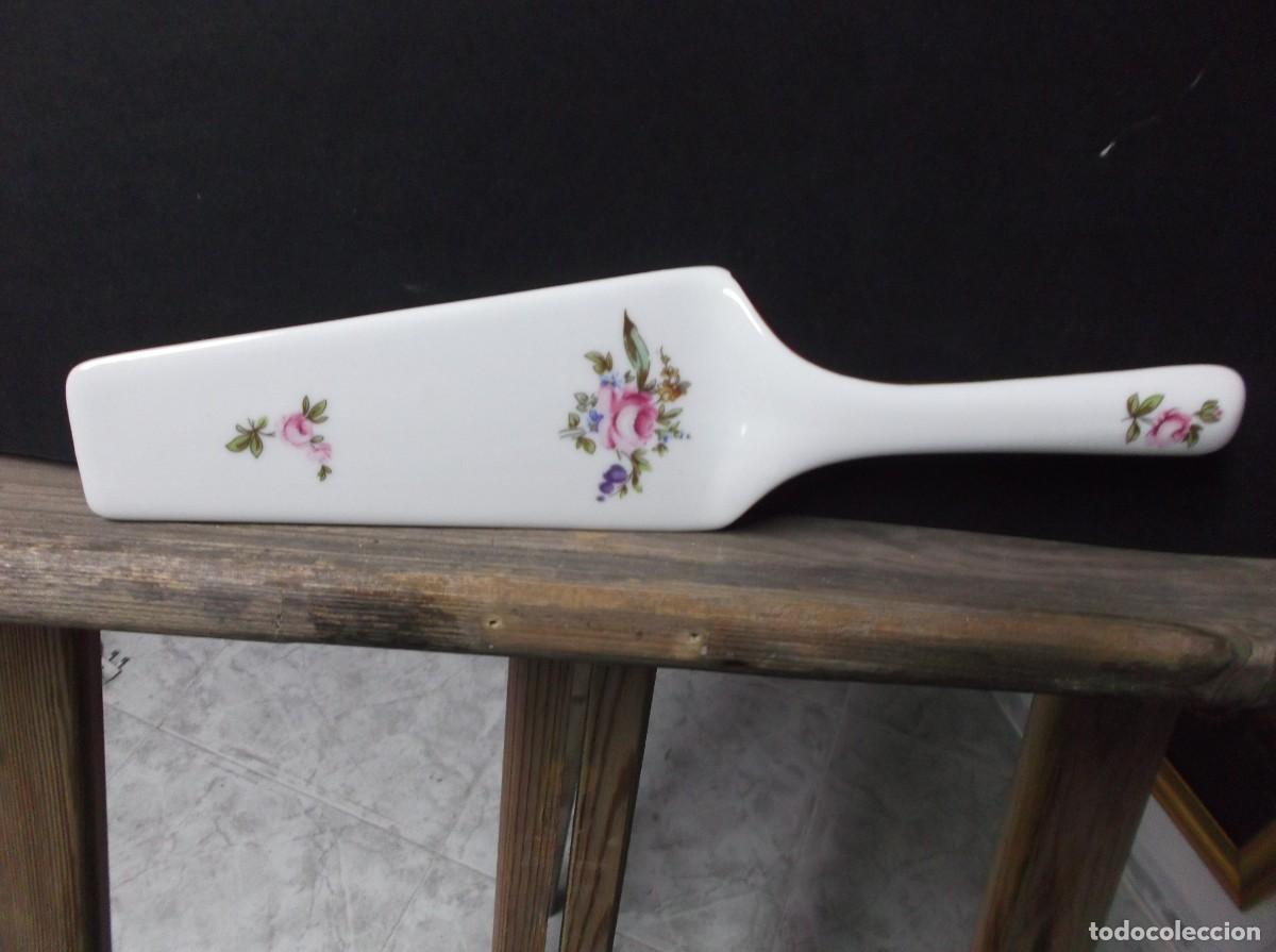 Antiguidades: PALA DE CERAMICA PARA LA RECOGIDA DE RESTO DE MESA - MIJITAS DE PAN, ETC. - NUEVA