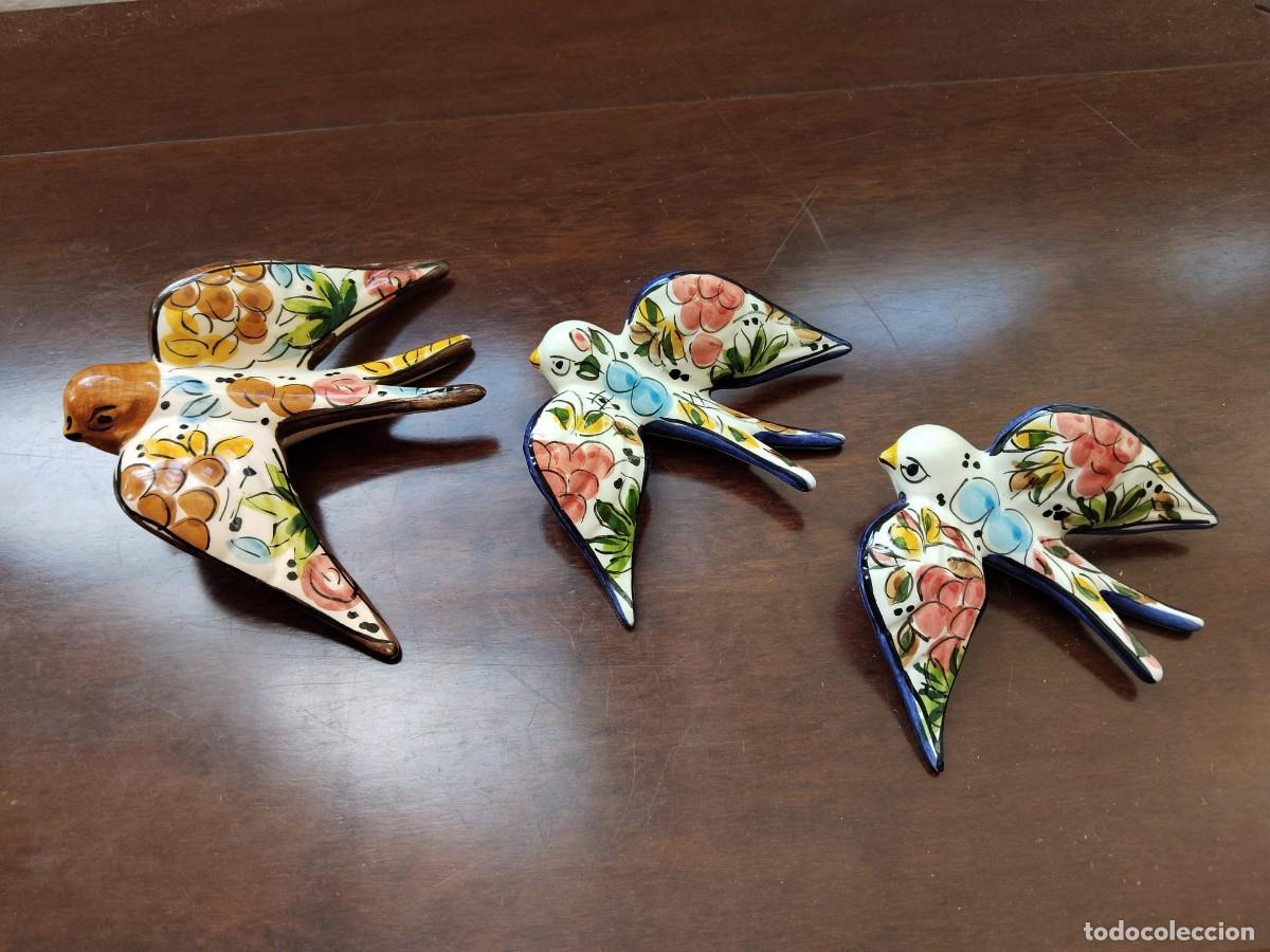 Antiques: 3 golondrinas en cer&aacute;mica, pintadas.