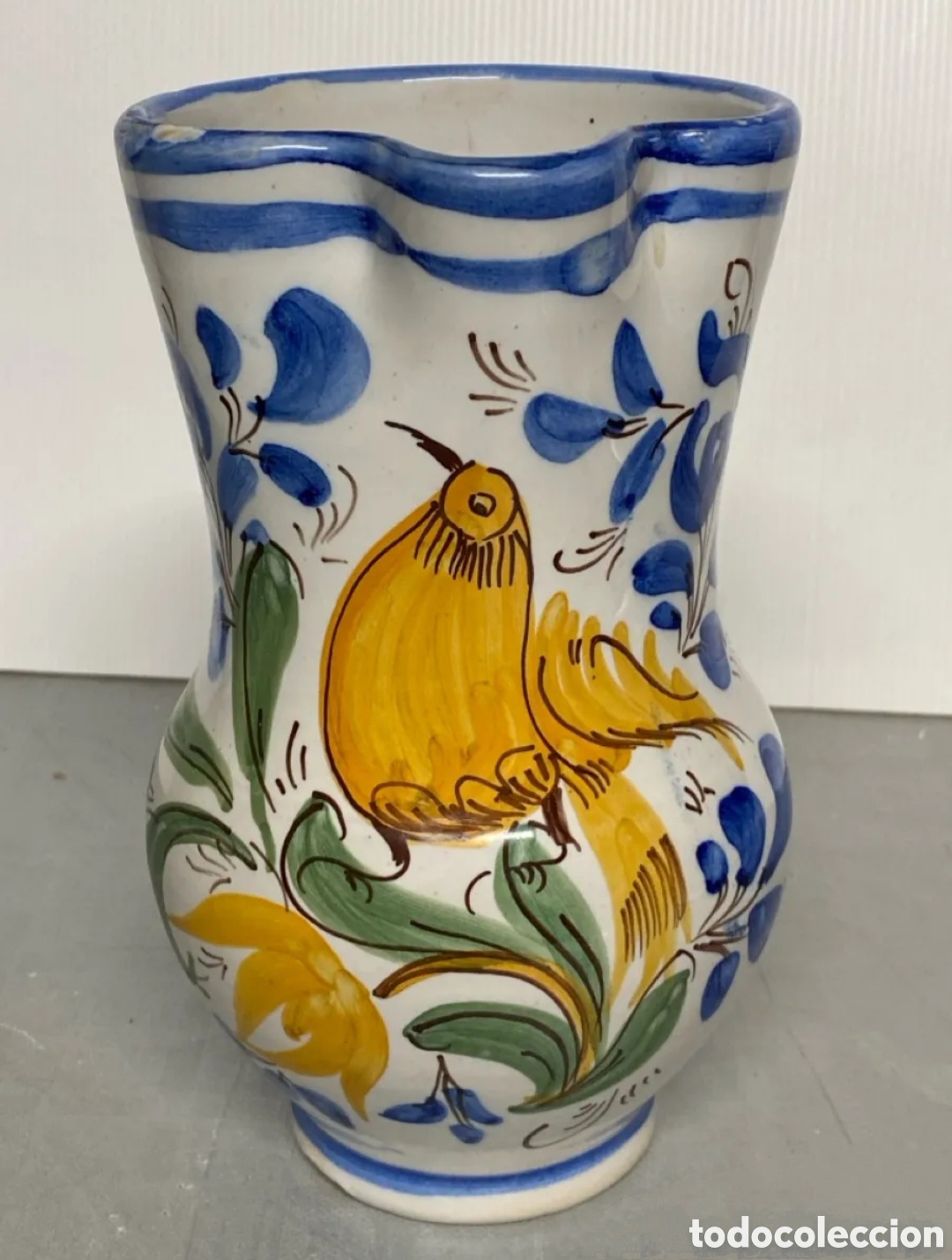 Antig&uuml;edades: Jarra cer&aacute;mica Manises o Talavera motivo floral y p&aacute;jaro ave palomas 21,5 cm