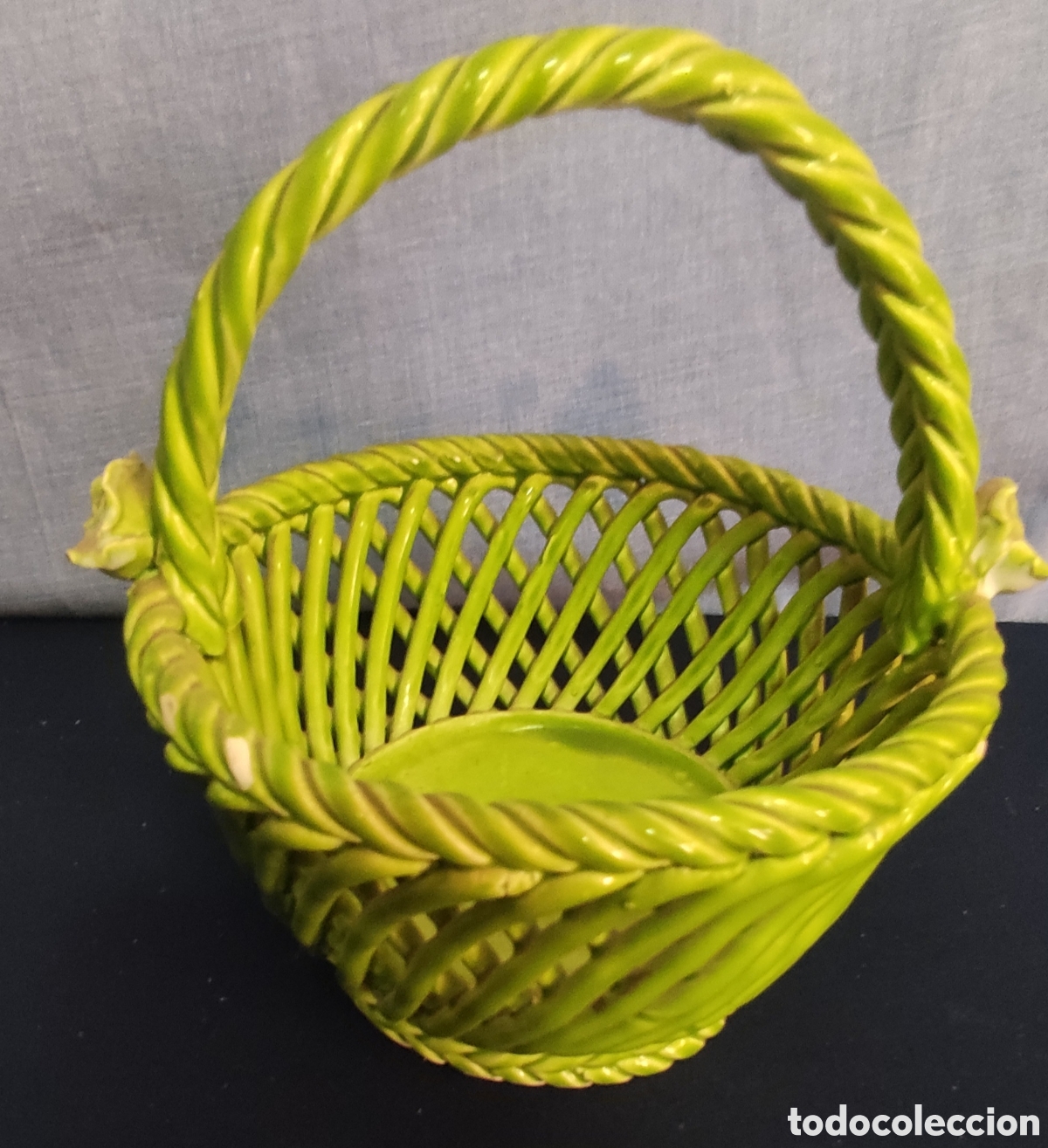 Antig&uuml;edades: Cesta trenzada de porcelana