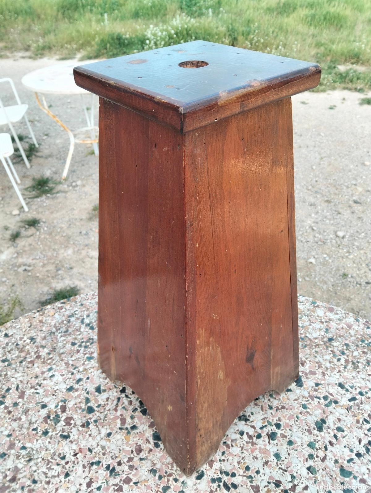 Antig&uuml;edades: Arte sacro pedestal porta cruz procesional caja madera marr&oacute;n cuadrado rectangular taburete a&ntilde;os 40