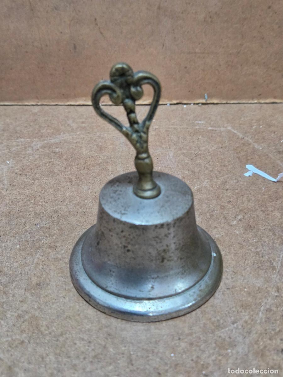 Antig&uuml;edades: campana peque&ntilde;a de bronce - Foto 1