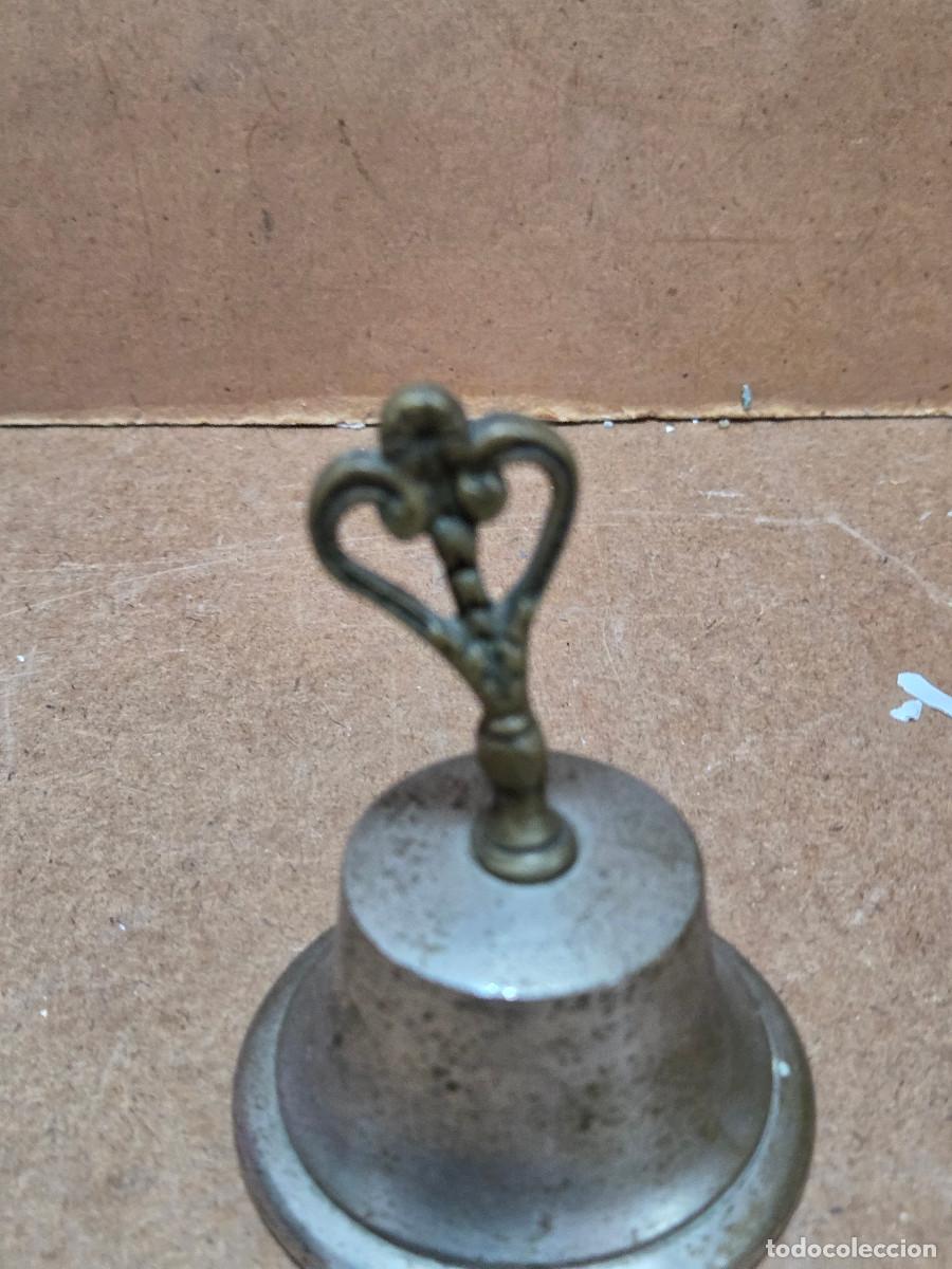 Antig&uuml;edades: campana peque&ntilde;a de bronce - Foto 2