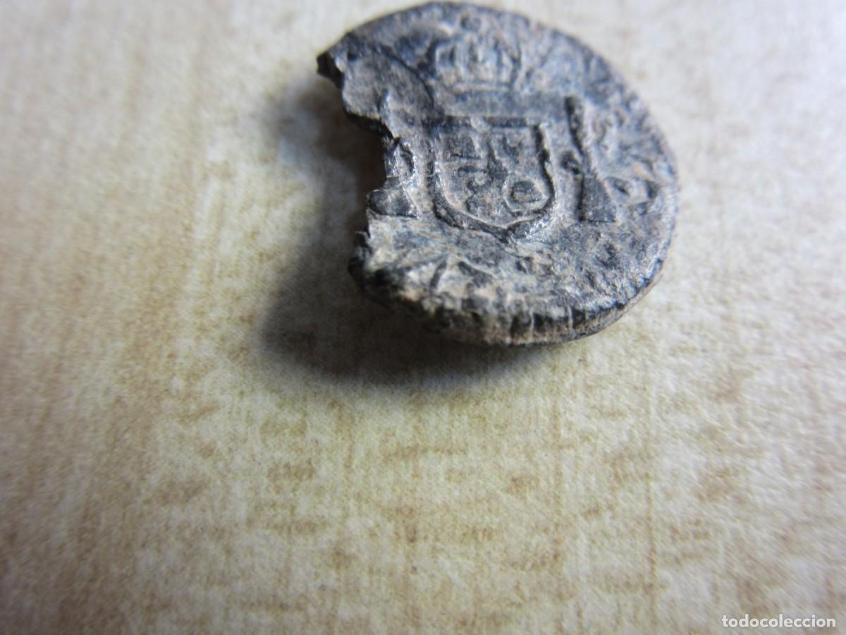 Antig&uuml;edades: Bot&oacute;n tipo columnario (parecido a monedas) S XVIII fechado 17-- Di&aacute;metro 1,6 cm