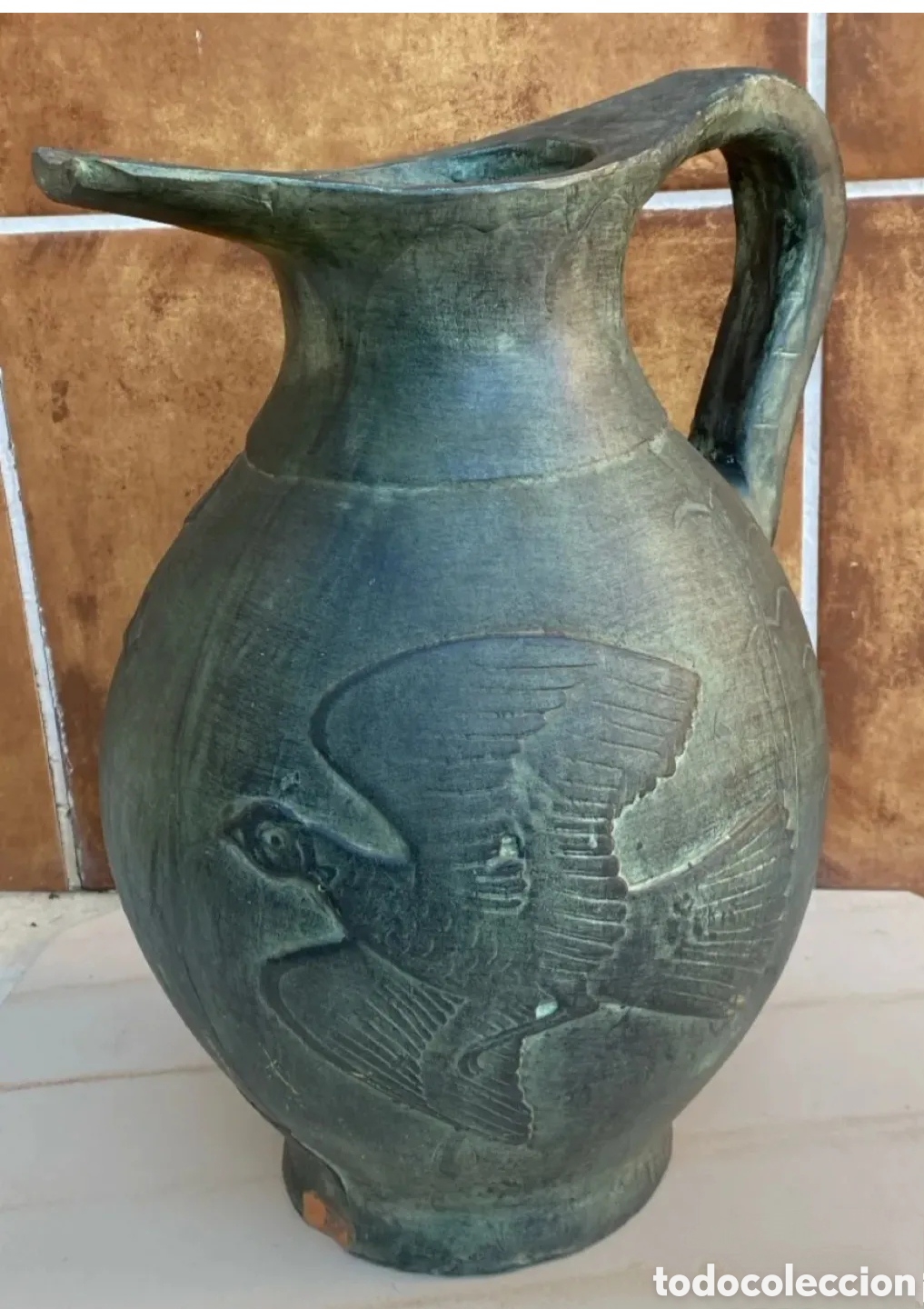 Antig&uuml;edades: Jarr&oacute;n jarra cer&aacute;mica aguamanil negro verdoso motivo Ave y hombre con cetro Dios brujo chaman pastor