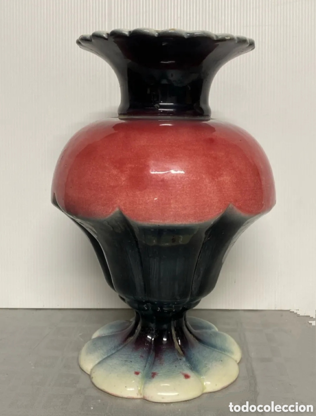 Antig&uuml;edades: Singular forma de Jarr&oacute;n porcelana o cer&aacute;mica Rojo negro verdoso y blanco crema 25,5 cm