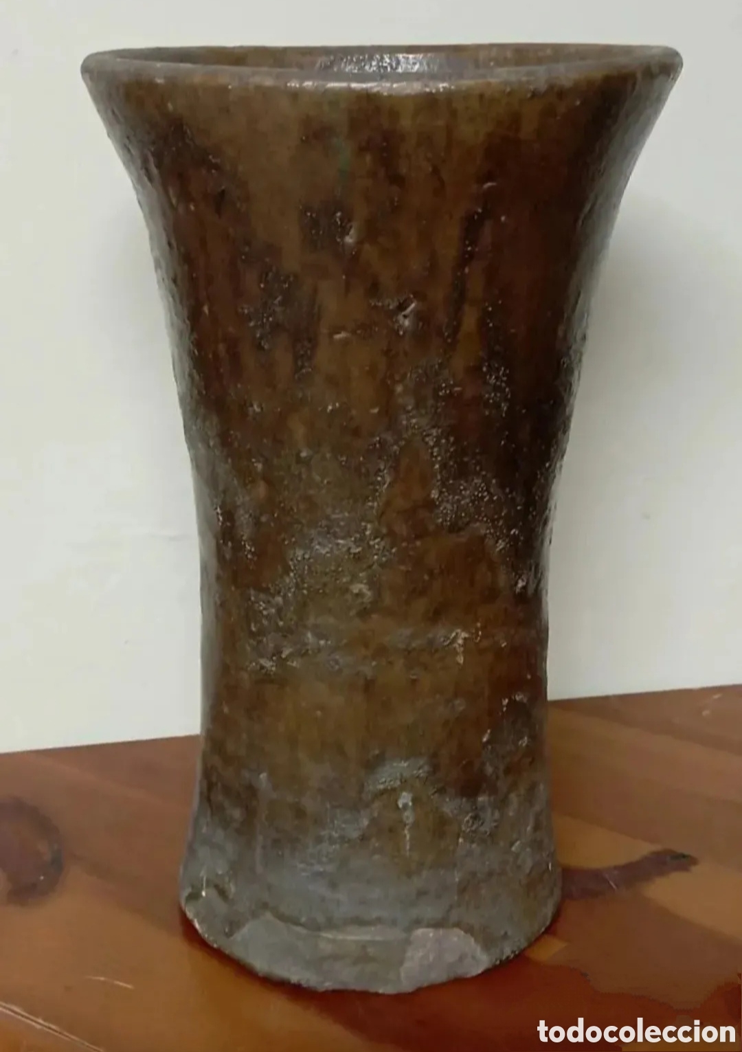 Antig&uuml;edades: Pieza cer&aacute;mica Jarr&oacute;n vasija color marr&oacute;n verdoso forma trompeta estilo kero o bizen ware 31 cm