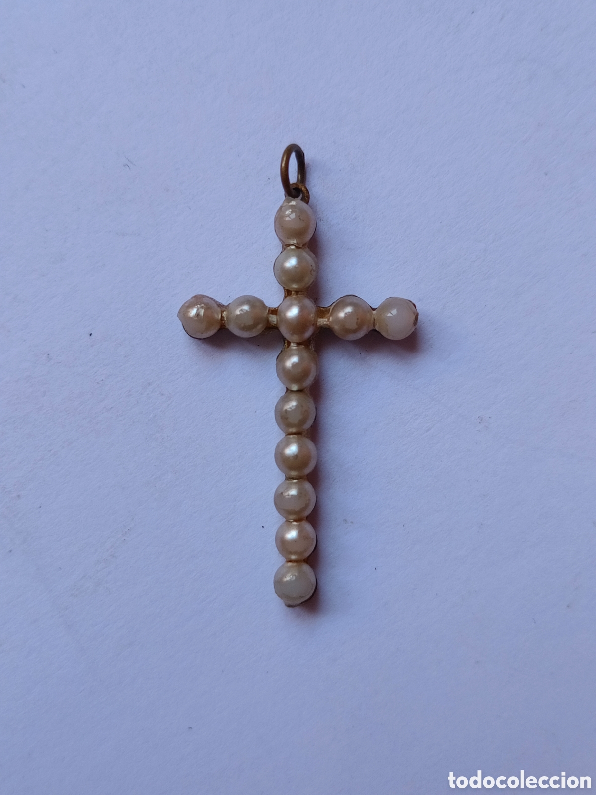 Antiquit&eacute;s: Antigua cruz de perlitas y lat&oacute;n