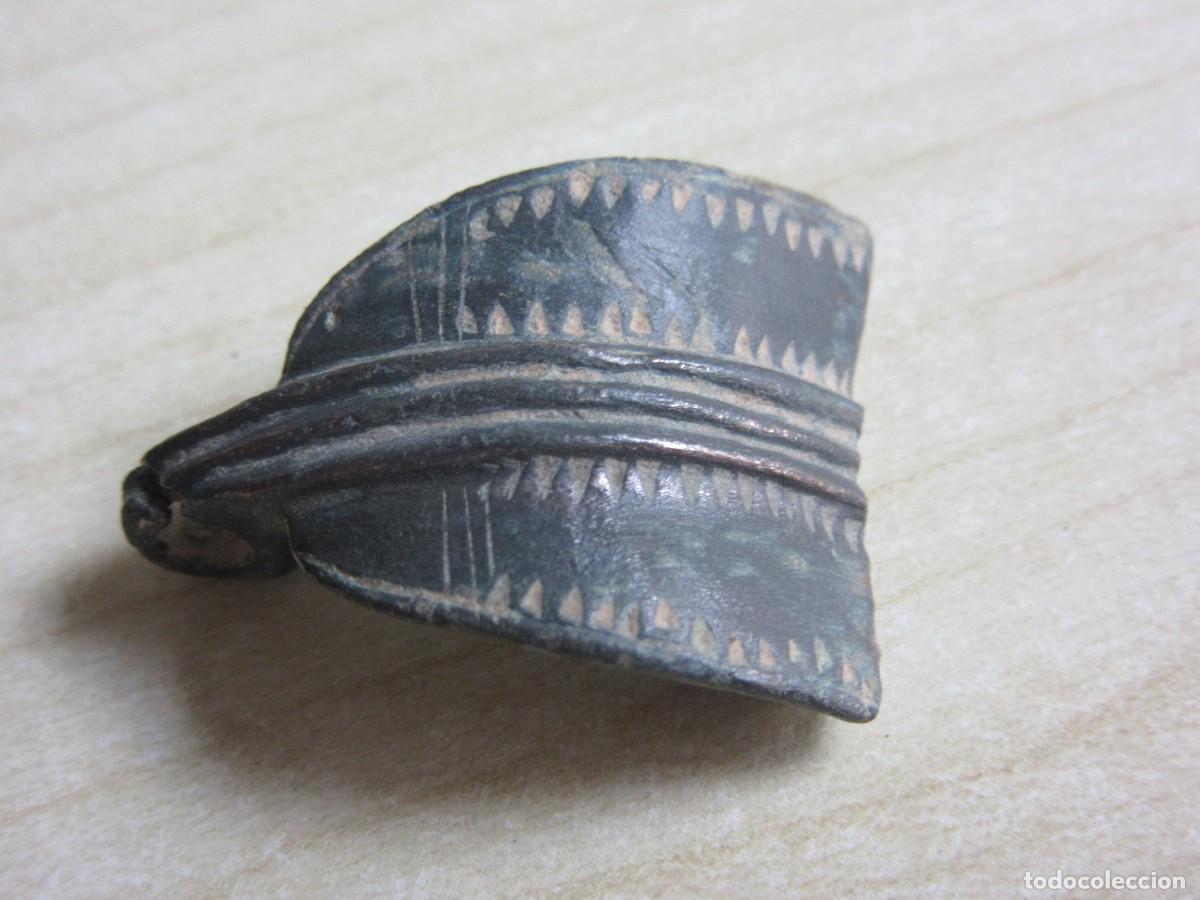 Antiquit&eacute;s: Parte de arco de f&iacute;bula de Bronce muy decorada &Eacute;poca romana Medidas 3 x 2,2 cm