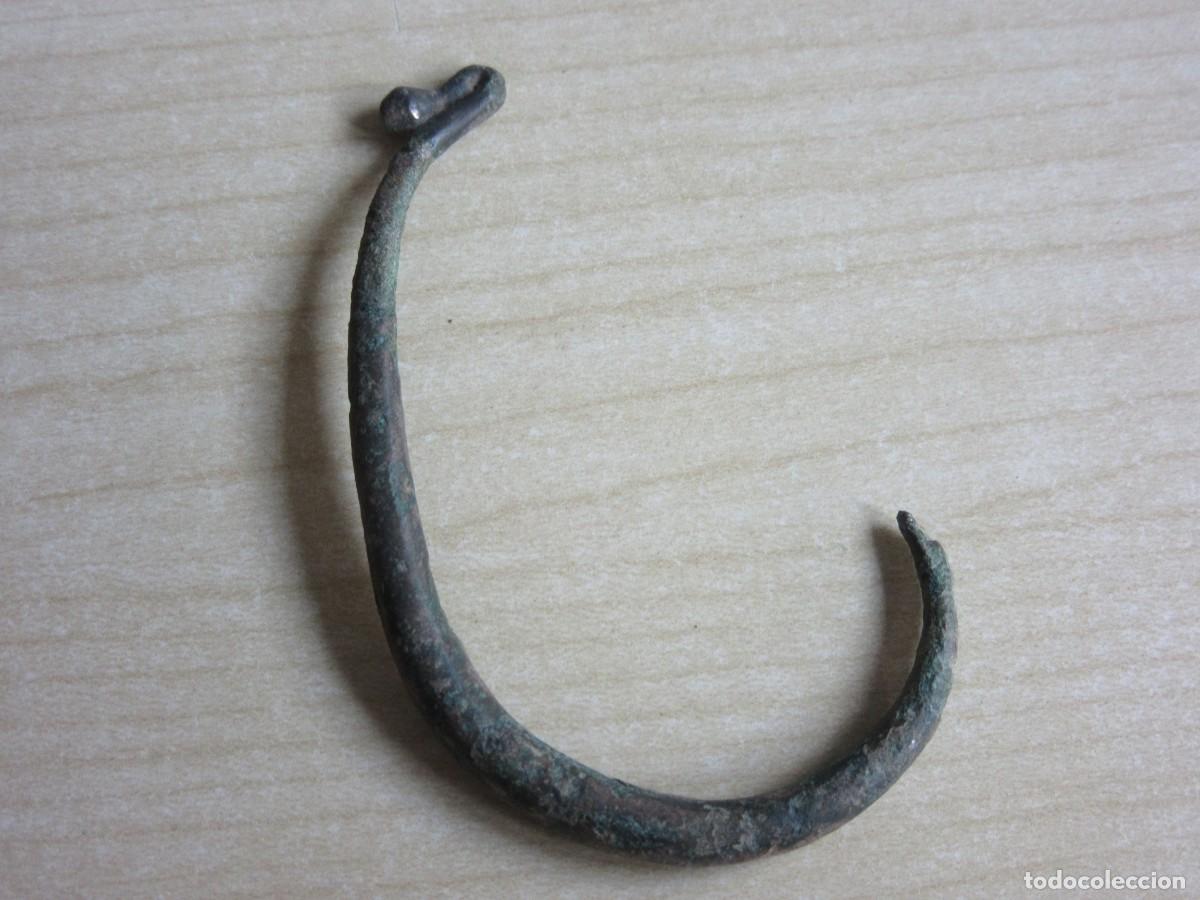 Antiquit&eacute;s: F&iacute;bula Omega de bronce &eacute;poca romana &iquest; Reutilizada como anzuelo ??Medidas 7,3 x4,7 cm