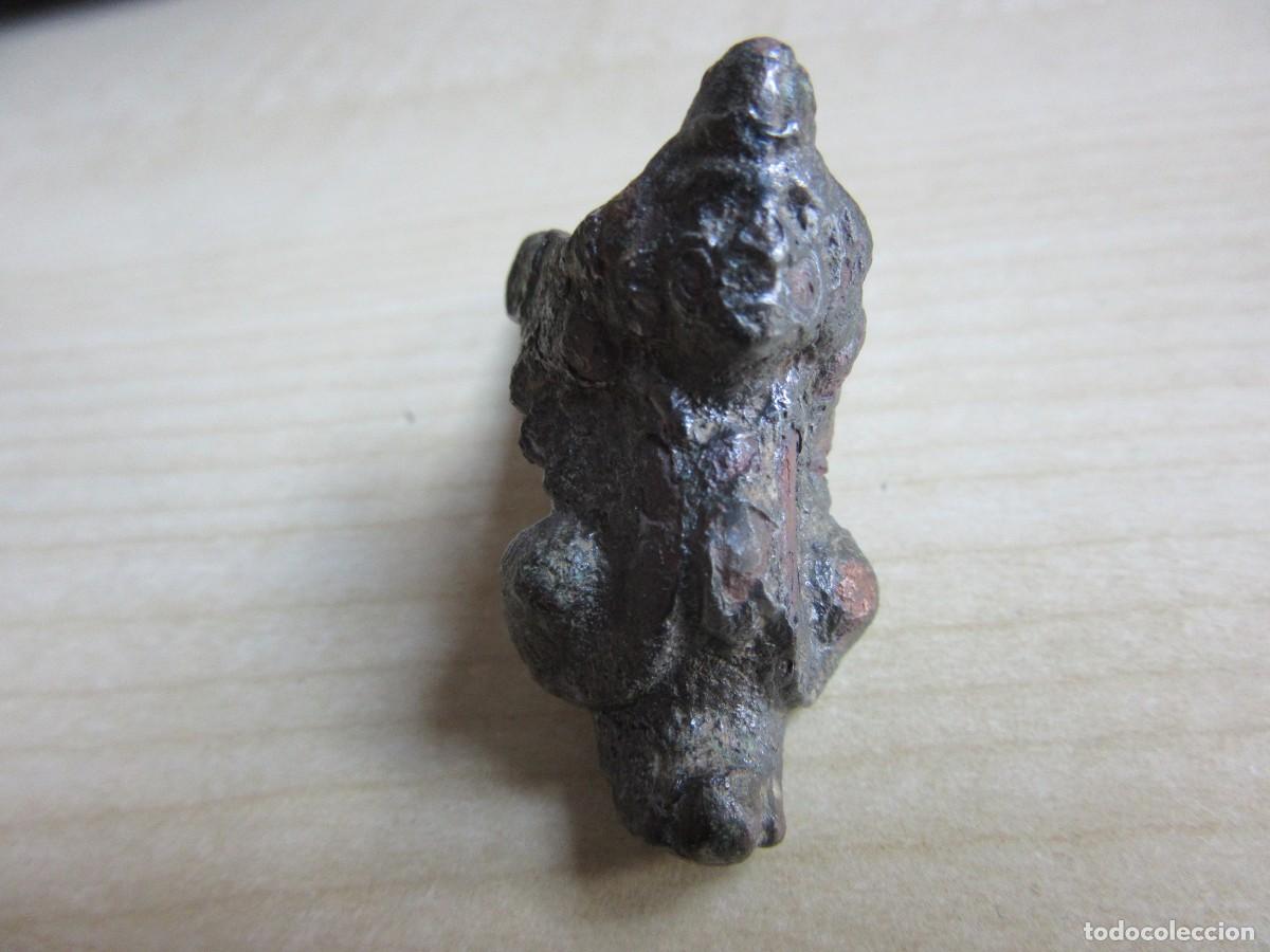 Antiquit&eacute;s: Adorno terminal de bronce con forma de esfinge Posible S XVIII-XIX Medidas5,6 x 2,1 cm