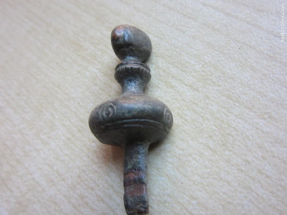 Antiques: Terminal de f&iacute;bula de pie vuelto Decorada y con piedra original &Eacute;poca Prerromana Bronce Medida 3,4cm