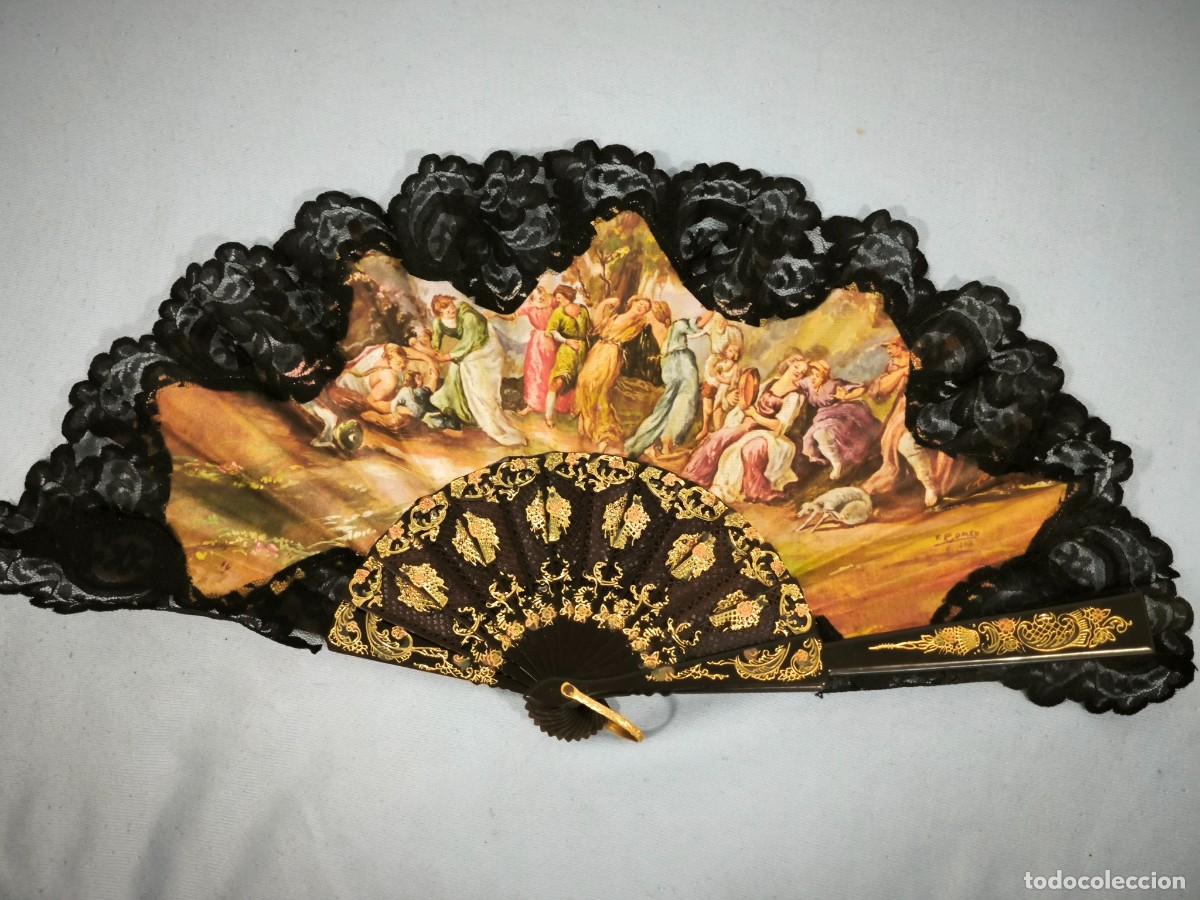 Antig&uuml;edades: Abanico Decorativo Con Escena Cl&aacute;sica &ndash; Pieza Elegante Con Encaje Y Detalles Dorados