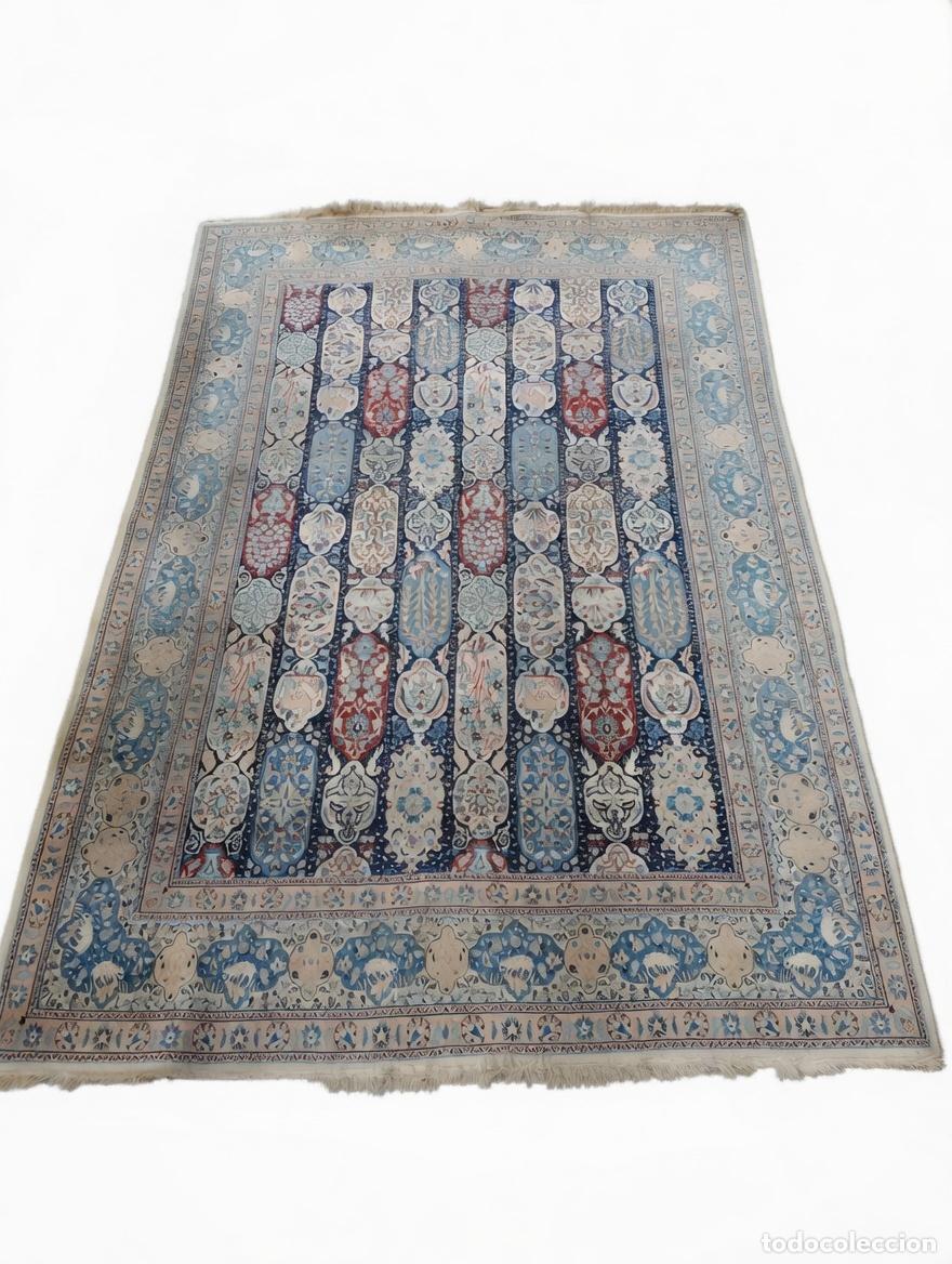 Antig&uuml;edades: GRAN ALFOMBRA DE ESTILO PERSA. MOTIVOS VEGETALES Y FAUN&Iacute;STICA. SEDA. ORIENTE MEDIO. SIGLO XX.