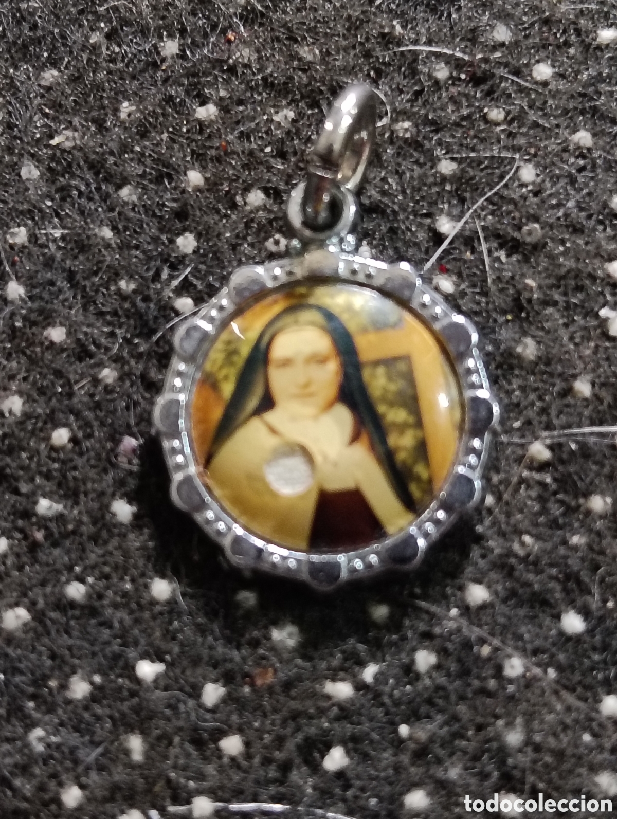 Antig&uuml;edades: Colgante o relicario&nbsp;de&nbsp;Santa Teresita del Ni&ntilde;o Jes&uacute;s, tambi&eacute;n conocida como Santa Teresa de Lisieux