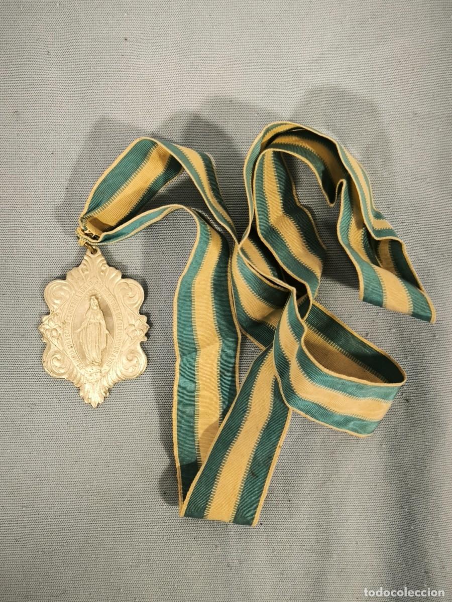 Antiguidades: Medalla Religiosa Virgen Milagrosa Con Cinta &ndash; Colgante Devocional Cl&aacute;sico