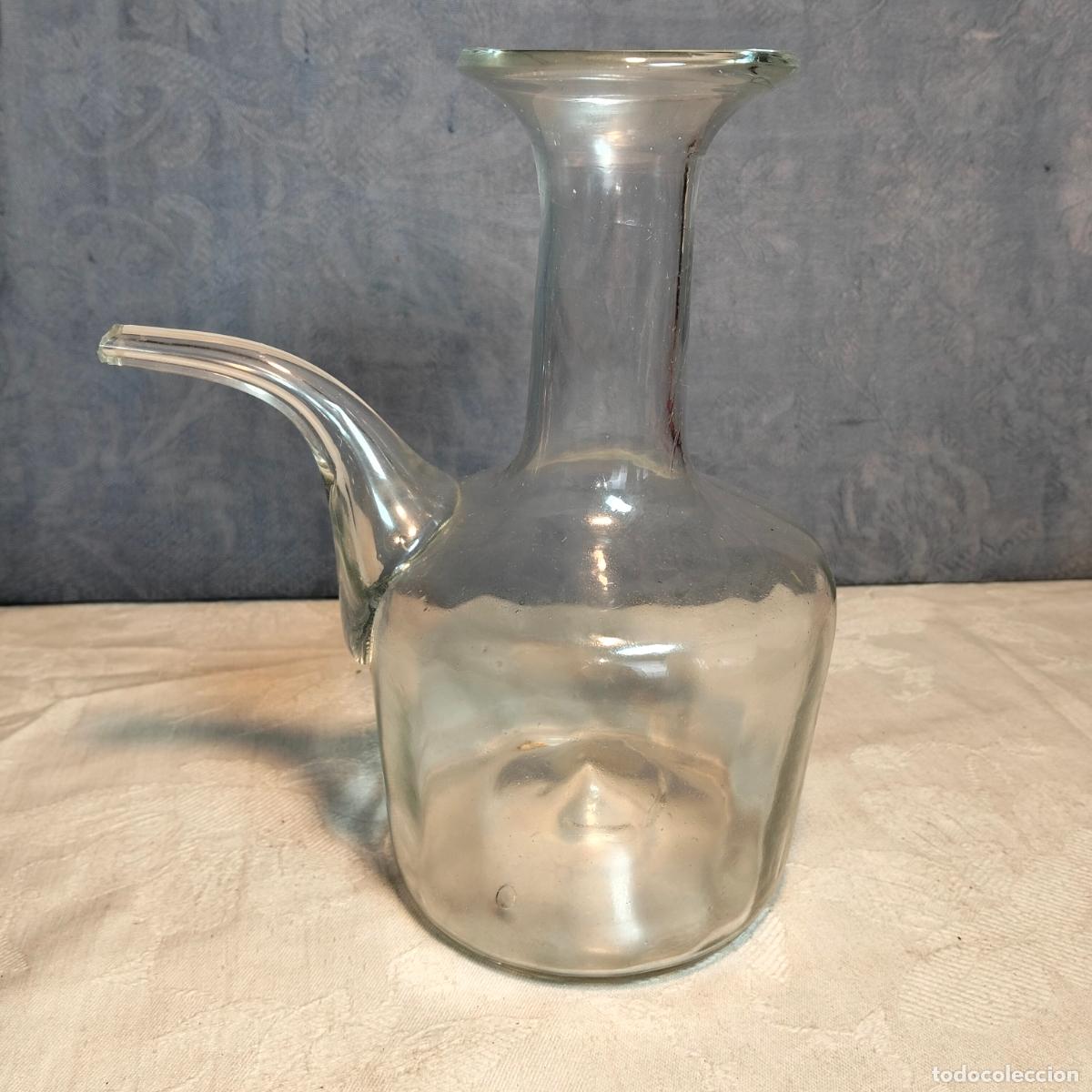 Antiquit&eacute;s: Antigua aceitera de cristal transparente vidrio catal&aacute;n soplado a mano con pitorro a&ntilde;os 30-40