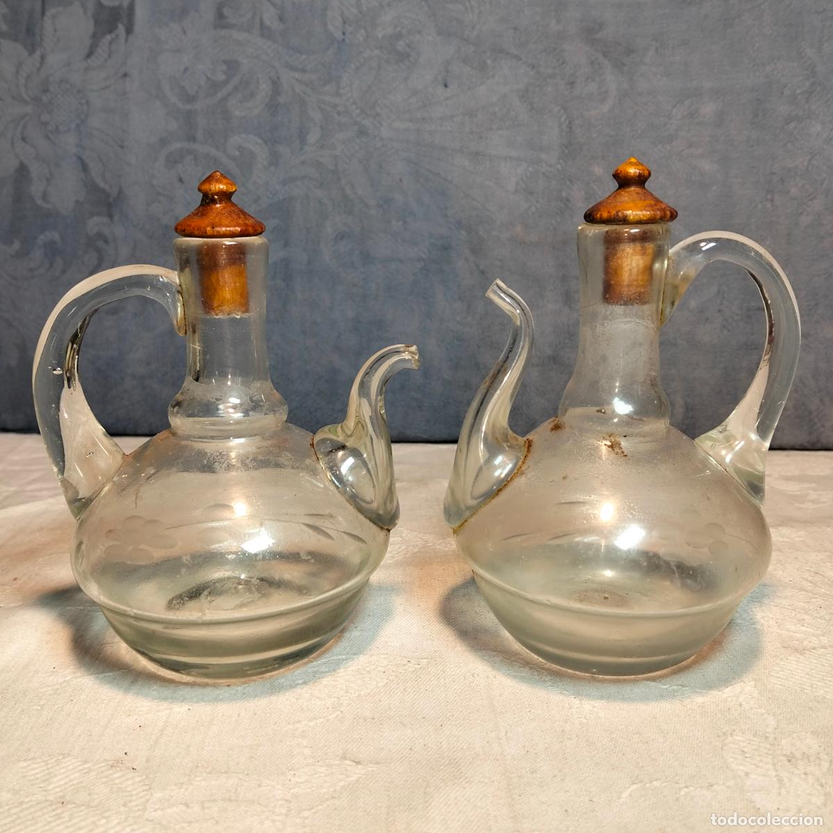 Antiquit&eacute;s: Vinagreras de cristal soplado a mano con soporte de madera tallada y tapones a juego de los a&ntilde;os 60