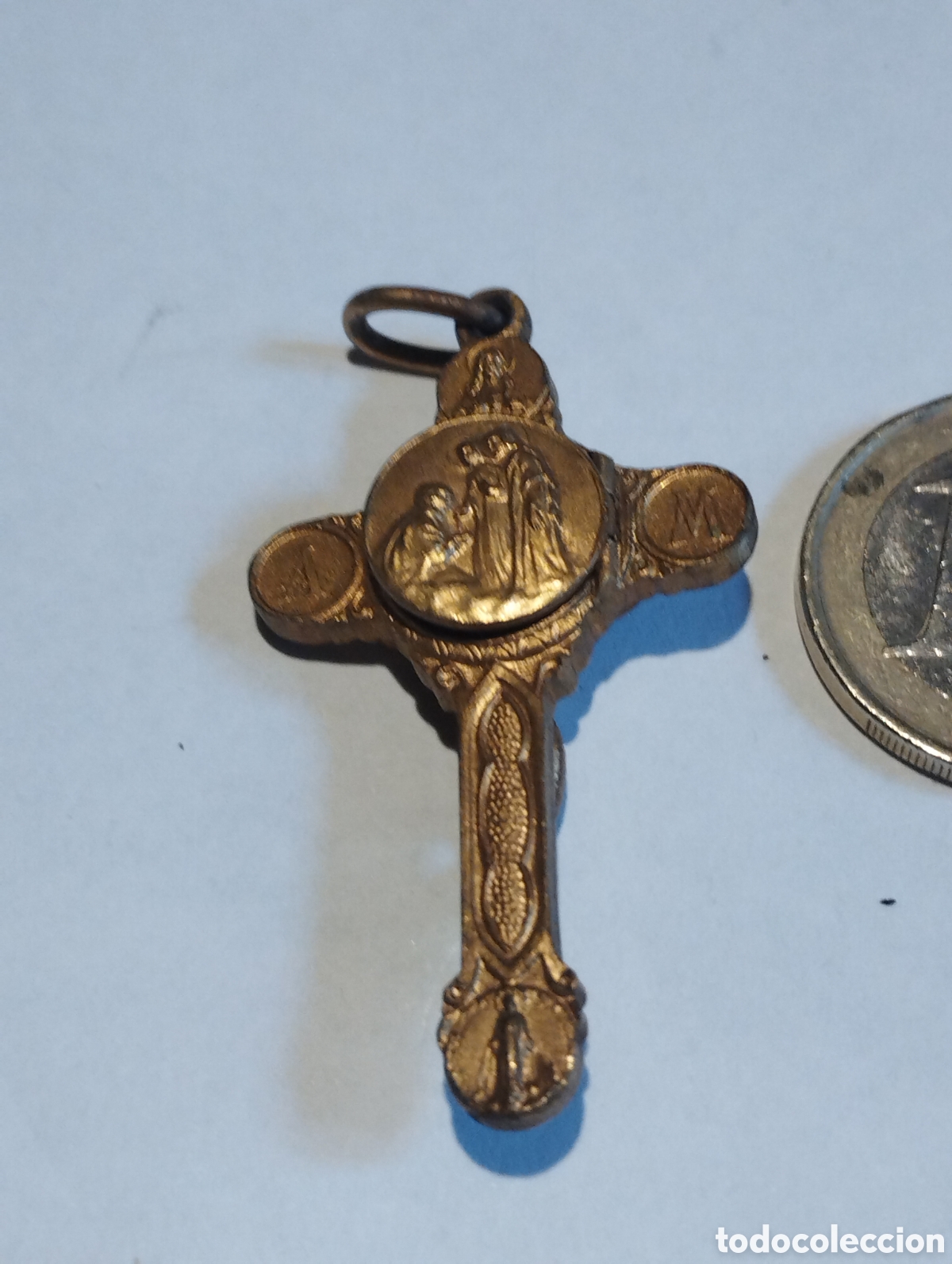 Antig&uuml;edades: Peque&ntilde;o relicario en forma de cruz con rel&iacute;quia y medallita
